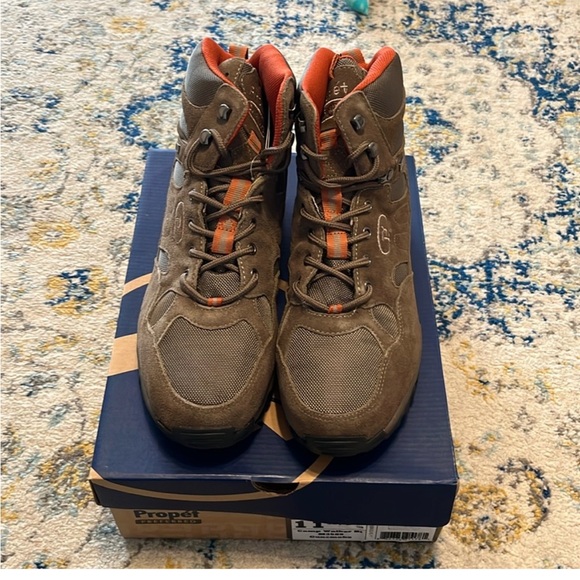 NIB, Men’s Hiking Boots - Picture 2 of 4